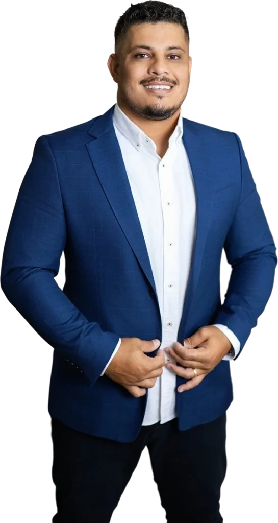 Foto de Marcel Ferraz, especialista em contabilidade empresarial e contabilidade para pessoas físicas, fundador da MF Assessoria Contábil. Profissional experiente oferecendo serviços personalizados de assessoria contábil, planejamento tributário e gestão financeira para empresas e indivíduos. A MF Assessoria está sempre pronta para atender às demandas dos clientes com eficiência, confiança e soluções estratégicas.